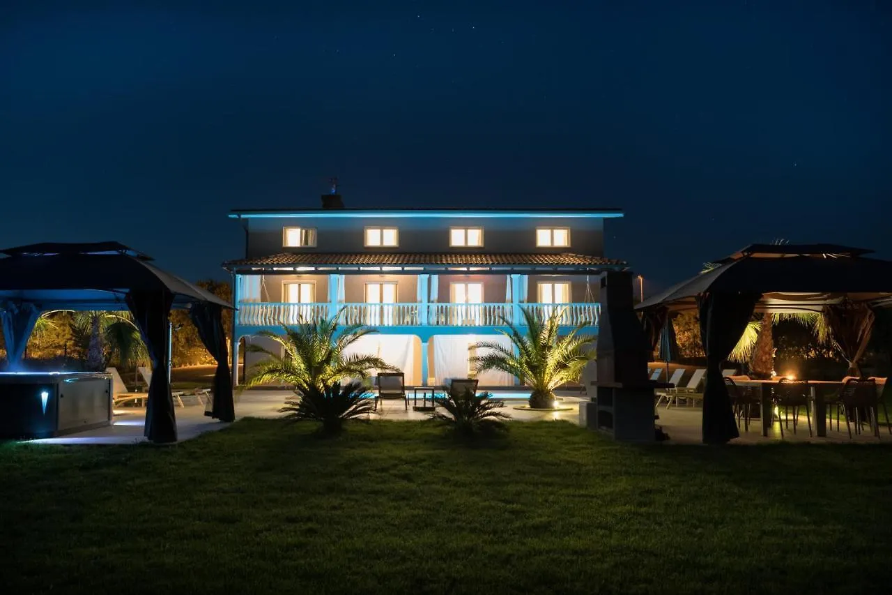 Villa Esea: Poolside Paradise & Relaxing Retreats Vilanija Apartamento